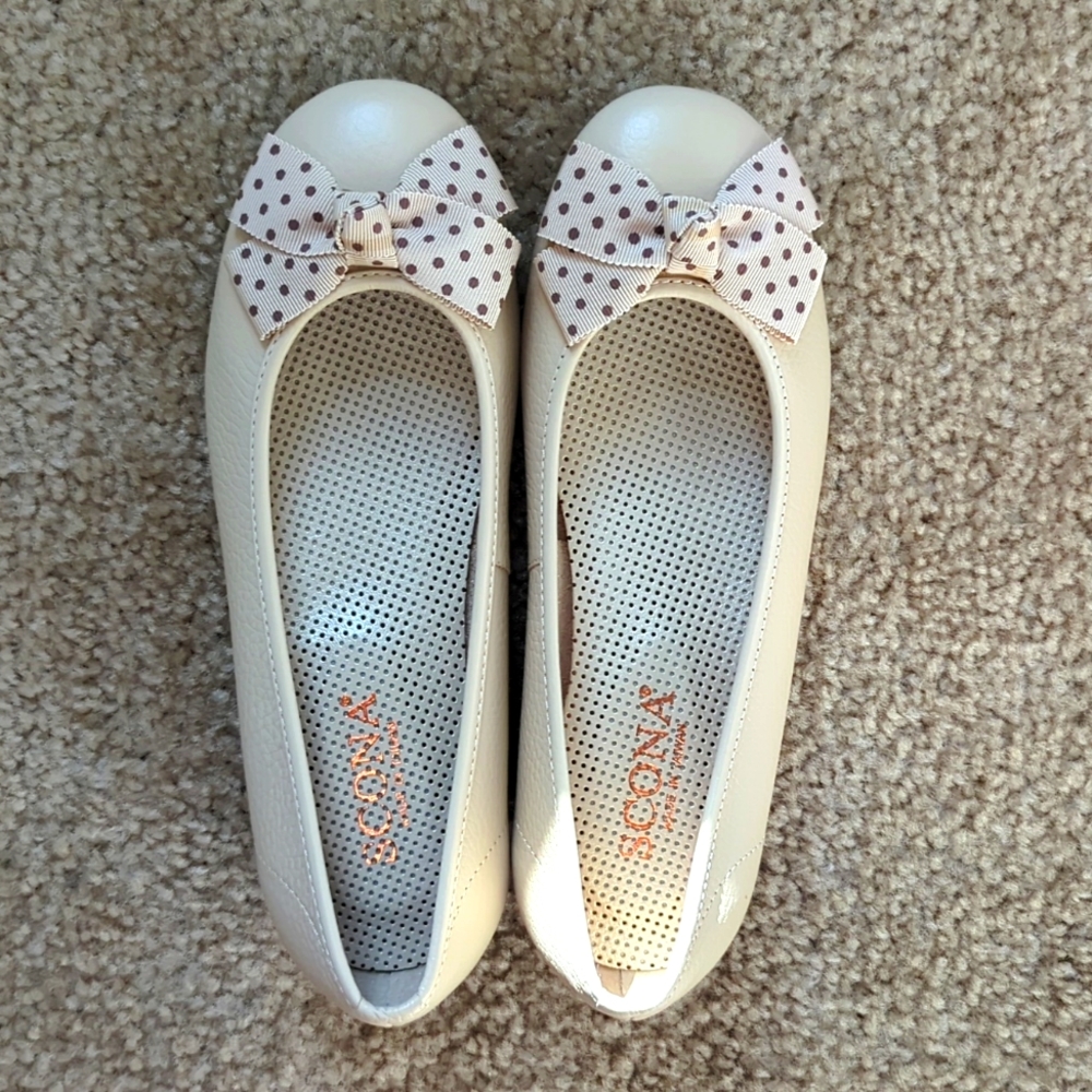 Scona, creme colored with brown polka dots on bow, size 5